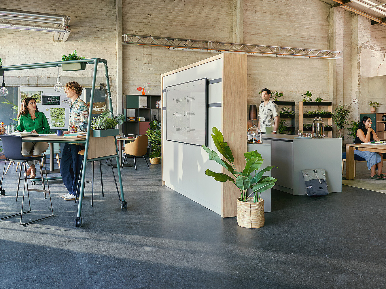 Modernes Smart Café im Büro der Zukunft mit flexiblen Sitzbereichen, Pflanzen und Menschen beim Arbeiten und Vernetzen