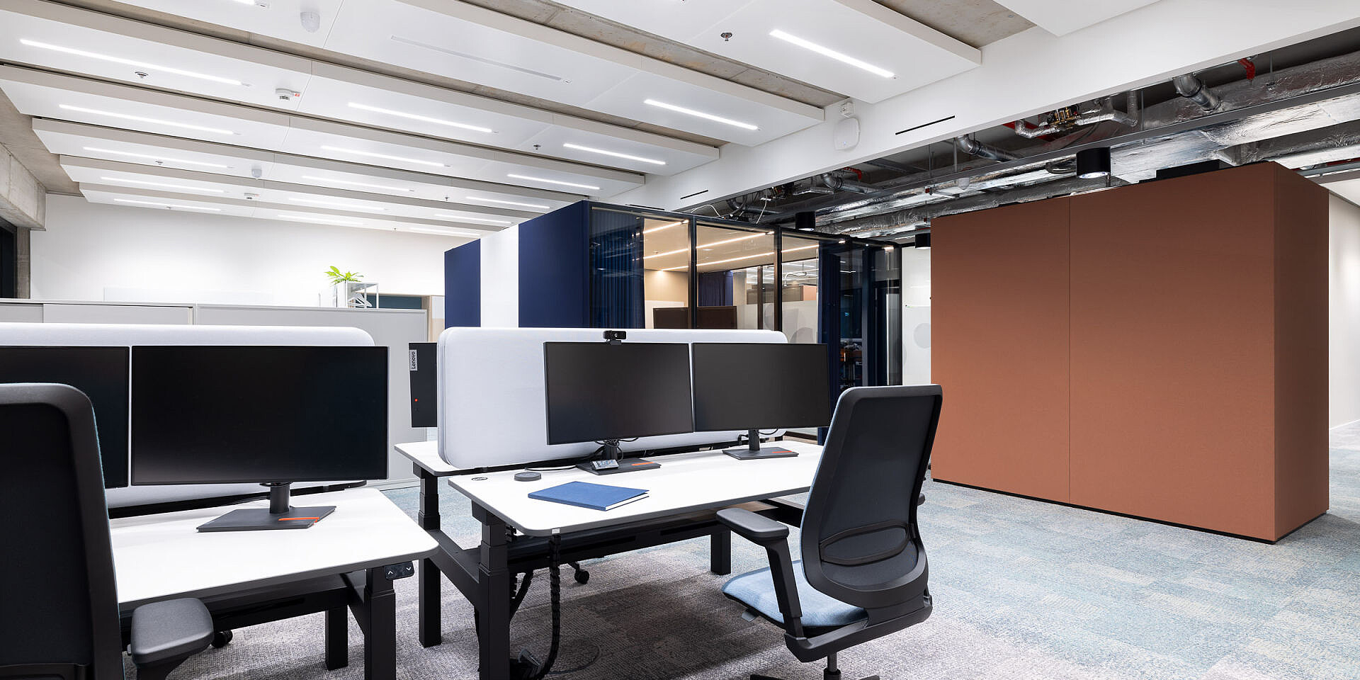 Bright office workstations at Veolia with height-adjustable “temptation smart twin” double benches and ergonomic se:flex swivel chairs with automatic weight adjustment.  