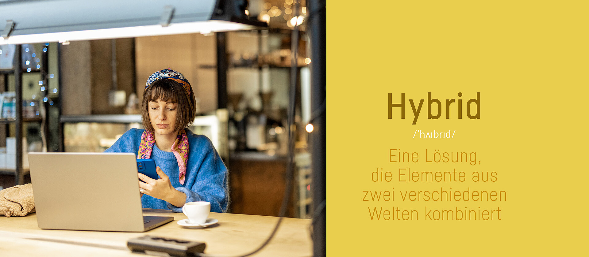 Grafik zum Thema 'Das hybride Büro der Zukunft': Links im Bild sitzt eine Frau an einem Holztisch mit einem Laptop und blickt auf ihr Smartphone. Neben ihr steht eine Kaffeetasse. Im Hintergrund ist eine unscharfe Kaffeebar mit Kuchentheke zu sehen, während im Vordergrund eine unscharfe Mehrfachsteckdose liegt. Rechts neben dem Bild befindet sich die Grafik mit dem Wort 'Hybrid' und der entsprechenden Lautschrift. Darunter steht der Text: 'Eine Lösung, die Elemente aus zwei verschiedenen Welten kombiniert'. Die Grafik thematisiert die Flexibilität, den Work-Life-Blend und nachhaltige Arbeitslandschaften im hybriden Büro.