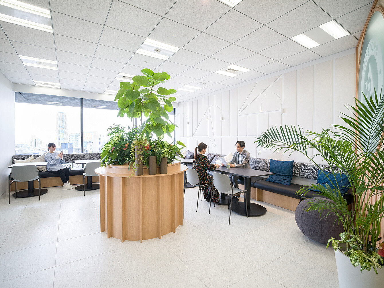 Sala común para el trabajo individual, los descansos y la socialización (Tokio)
