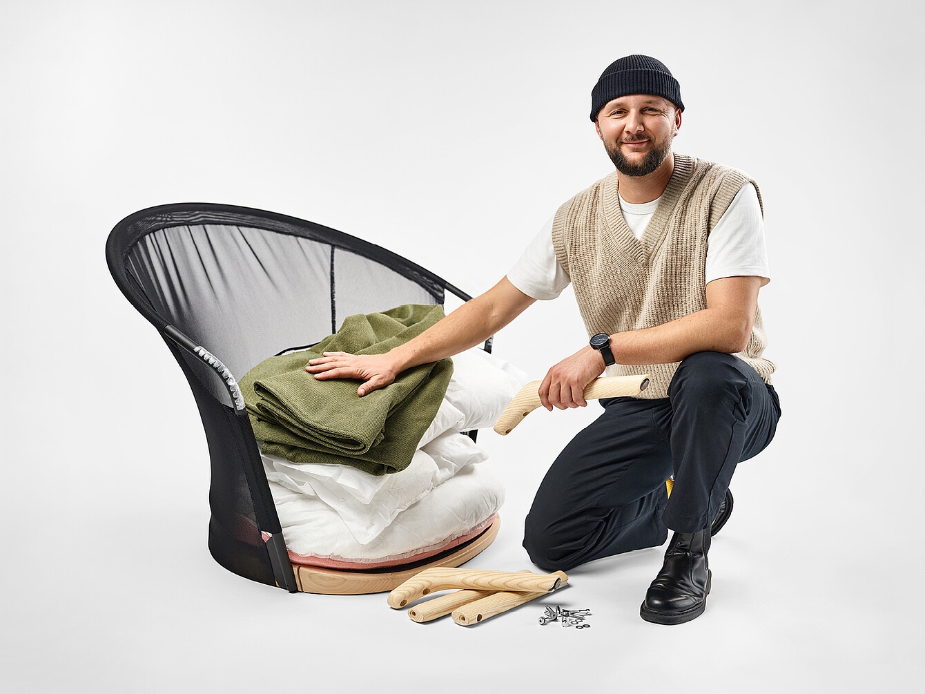 Konstantin Thomas con una silla blanda desmontada