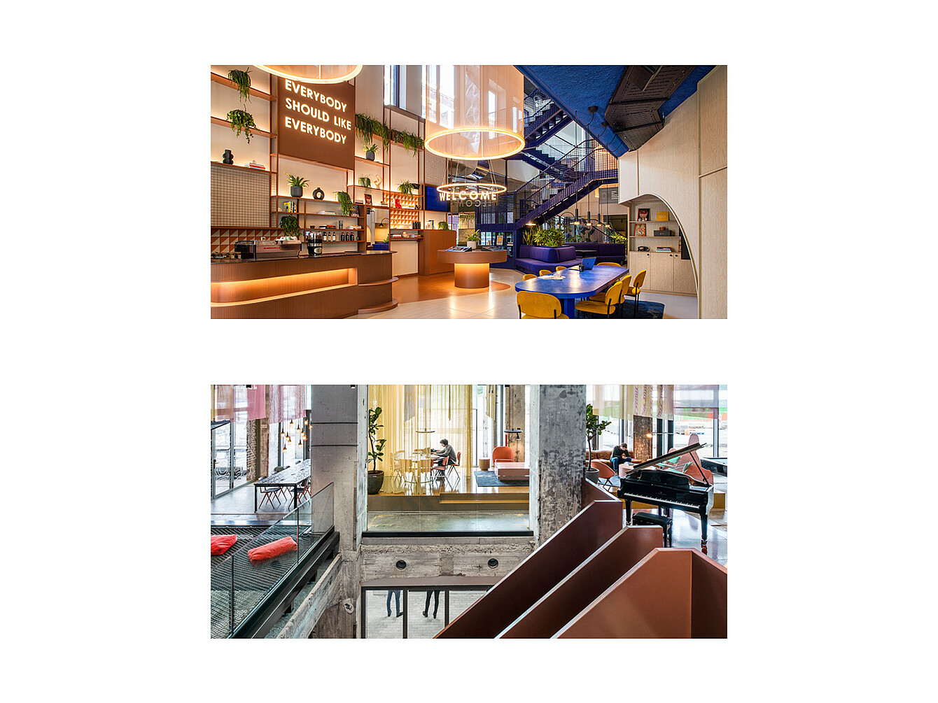Vue du dessus d’un hall moderne avec un comptoir d’accueil, des coins salon, un grand luminaire circulaire et une enseigne lumineuse indiquant « RECEPTION » sous une affiche murale disant « EVERYBODY SHOULD LIKE EVERYBODY » (Tout le monde devrait aimer tout le monde) ; en dessous, un intérieur de style industriel avec des piliers en béton, un piano à queue et un escalier avec des rampes marron. 