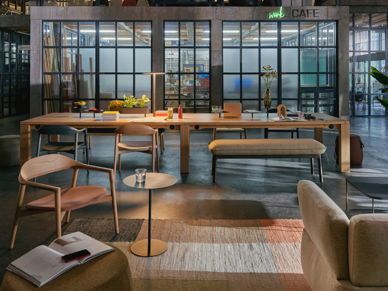 Tavoli e sedie moderni nel work café
