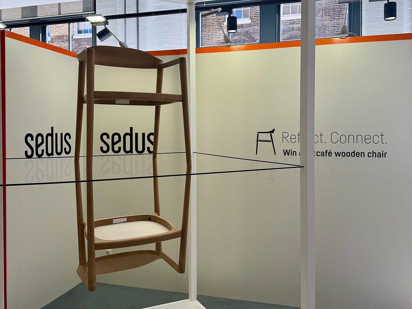 Deux se:cafe wooden chair en installation l’une sur l’autre