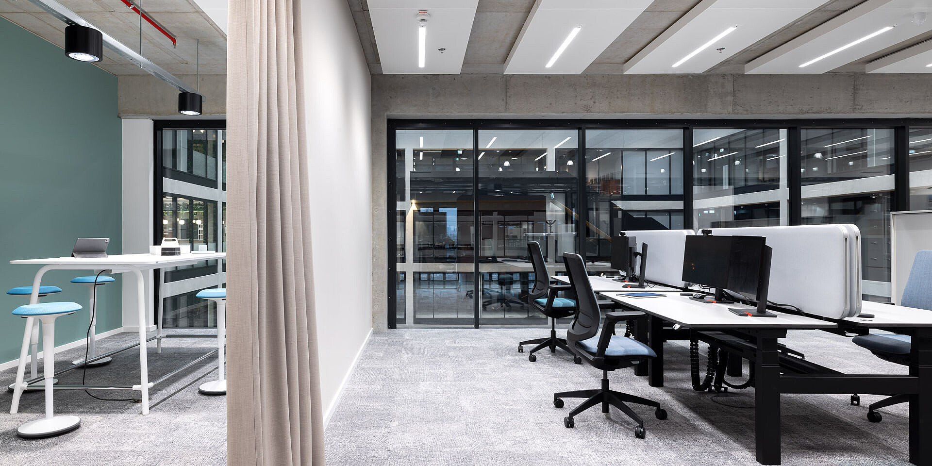 Modern team workstations at Veolia with height-adjustable, ergonomic “temptation smart twin” double workstations and se:flex swivel chairs with automatic weight adjustment. 