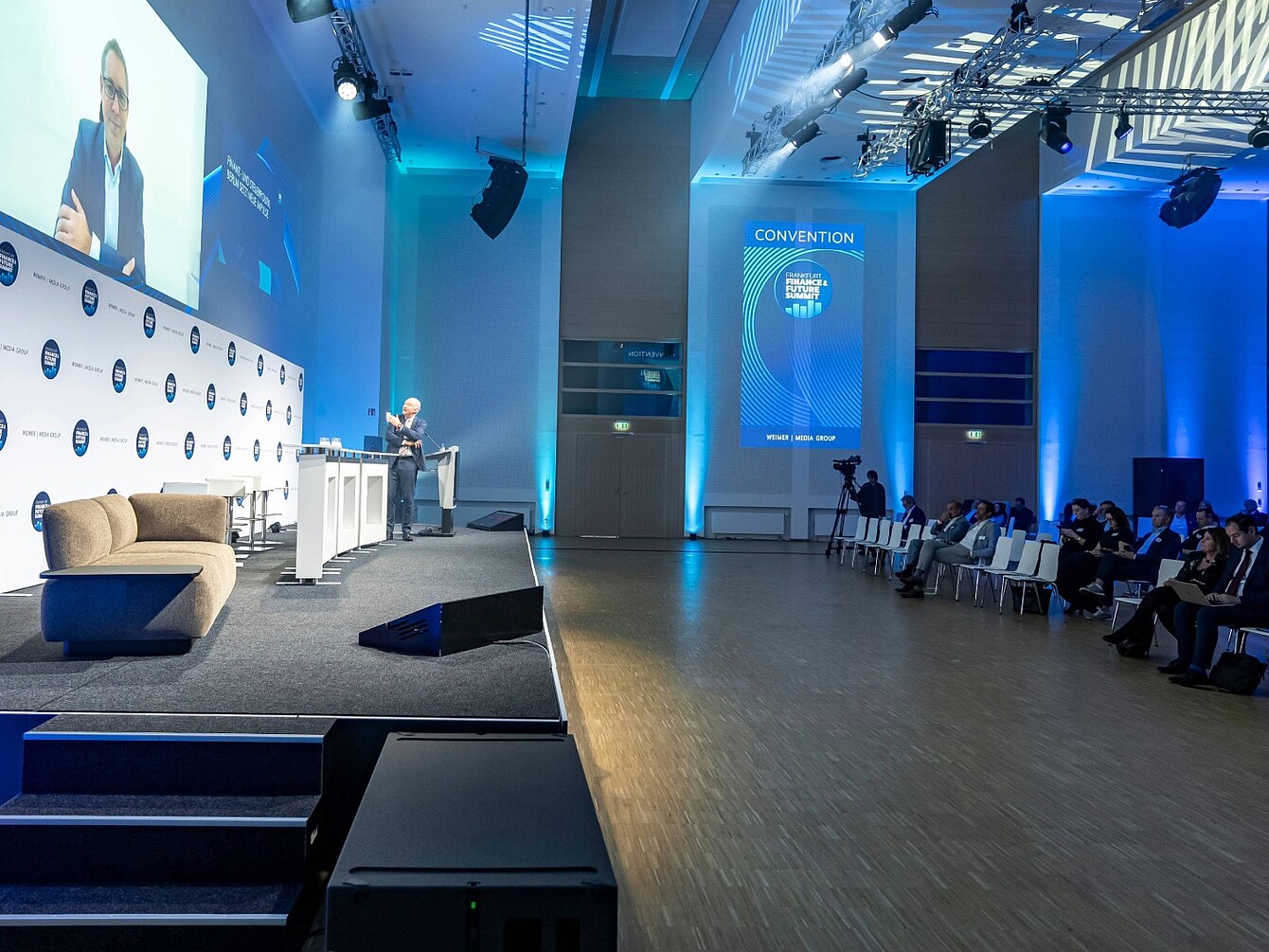 Escenario de conferencias con se:living