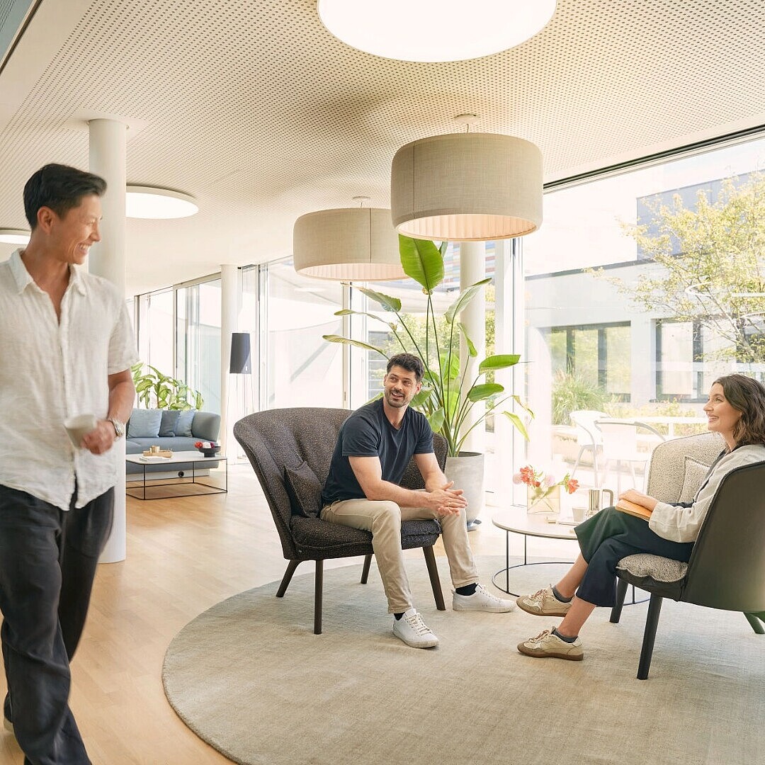 Mehr Bewegung am Arbeitsplatz: Warum aktive Pausen und dynamisches Sitzen im Büro so wichtig sind