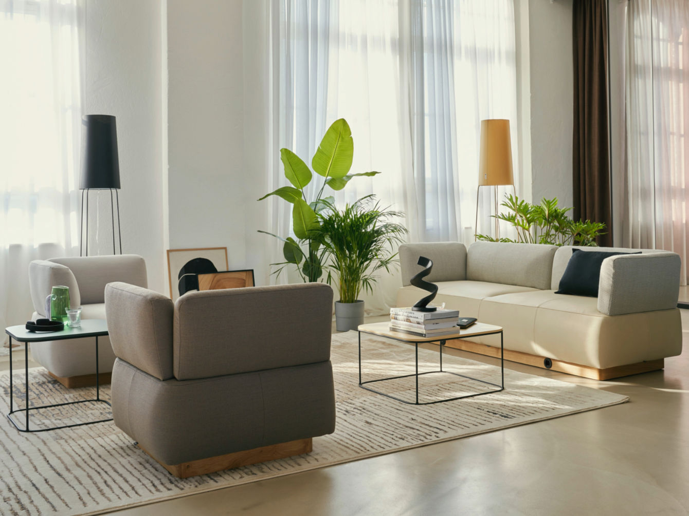 Divano e poltrona in ambiente lounge