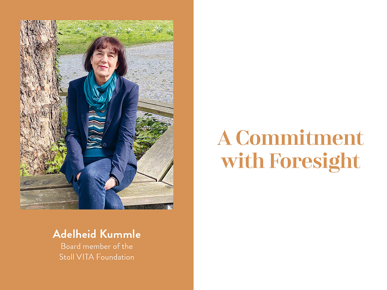 Adelheid Kummle sentada en un banco de madera al aire libre, con una chaqueta azul, una camisa a rayas y un pañuelo verde azulado, con un árbol y césped al fondo.