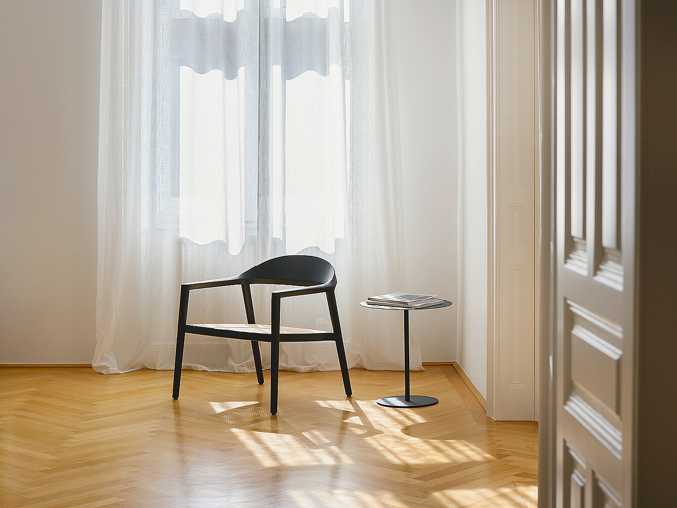 se:cafe wooden chair delante de una ventana