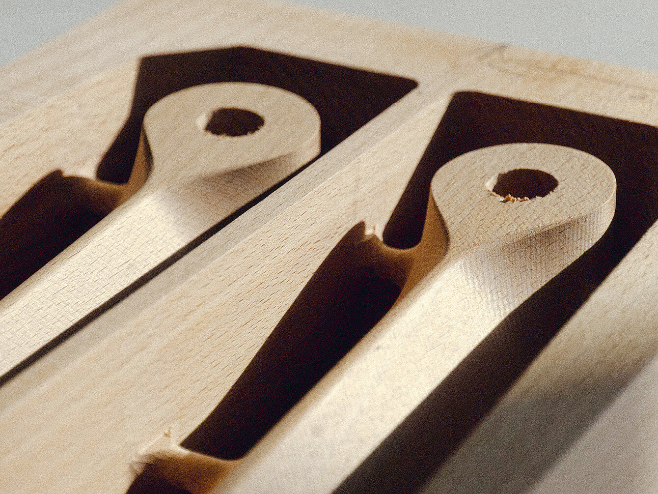 Primer plano de dos componentes de madera tallada con precisión para la silla se:café, que ponen de relieve la suavidad del trabajo artesanal y la durabilidad del material.