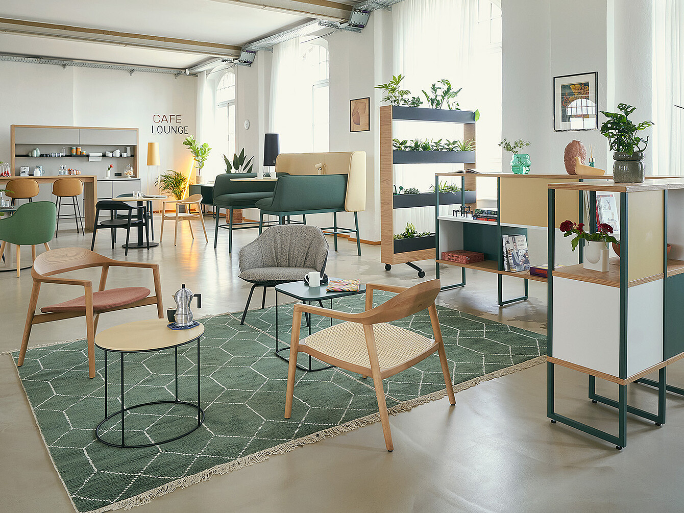 Modernes Smart Café im Büro der Zukunft mit flexiblen Sitzbereichen, Pflanzen und einem offenen, hellen Raum für Arbeit und Entspannung
