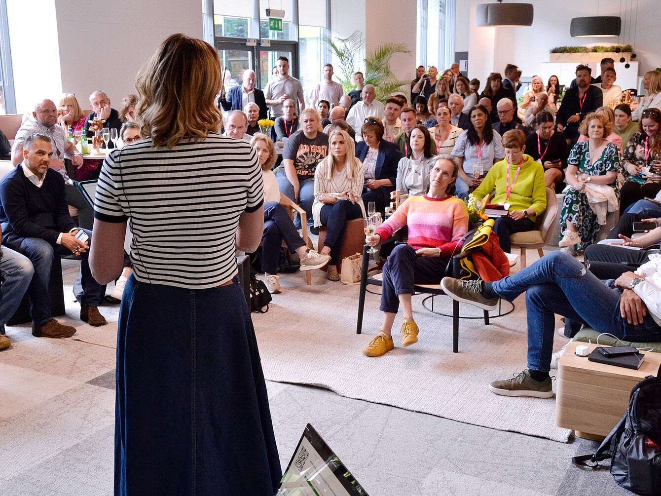 Hannah Nardini habla con muchas personas sobre su estudio