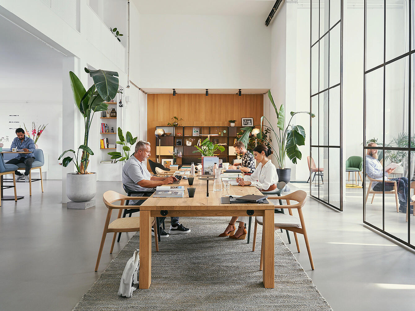 la se:cafe team table dans un espace moderne