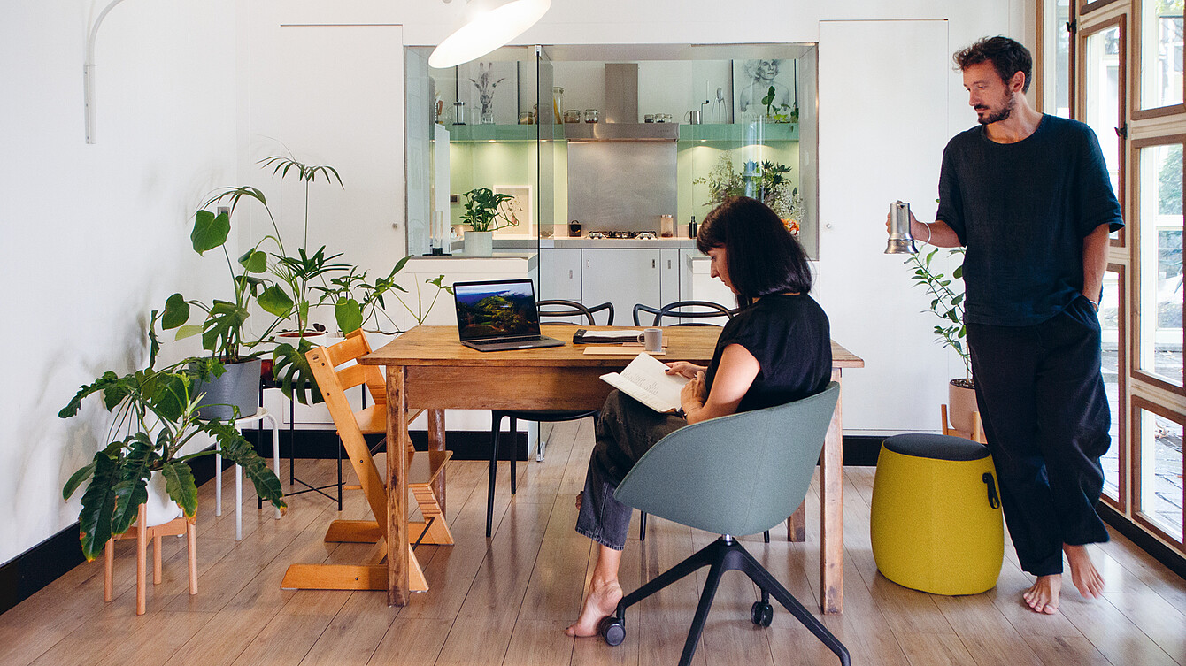 Dividirse las tareas en casa se refleja positivamente en el trabajo