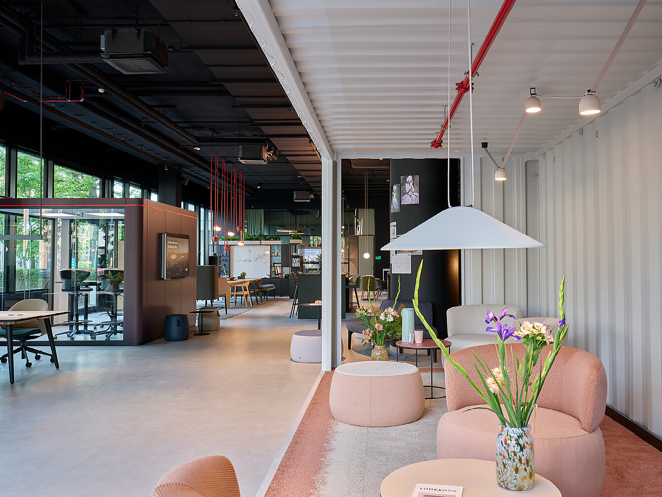 Una mirada al interior del contenedor marítimo del showroom de Düsseldorf