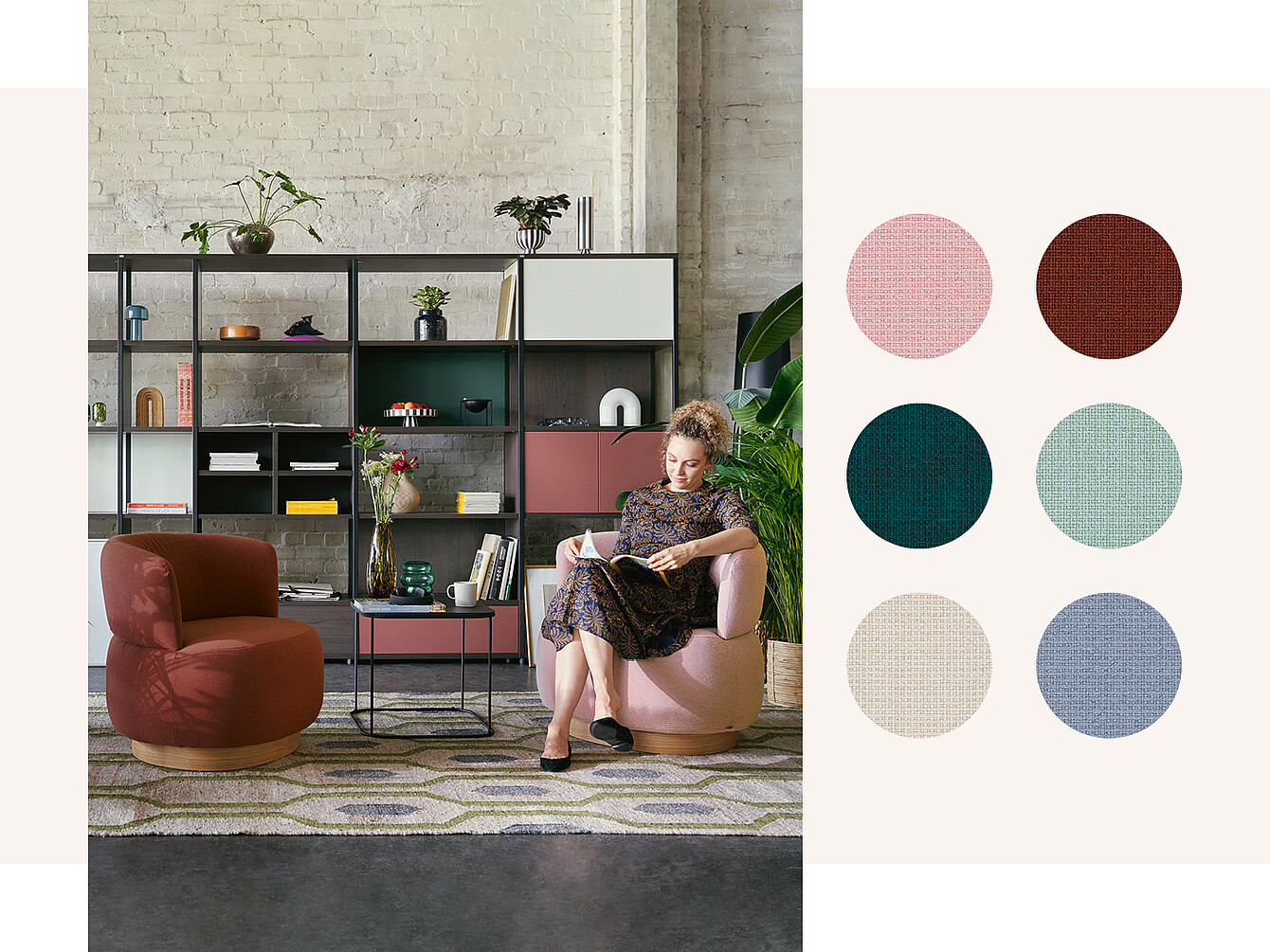 A woman sits on a pink upholstered chair, reading a book, in a modern office space with a bookshelf displaying various decorative items. To the right, six fabric swatches in different colors are shown, highlighting Sedus furniture fabrics.Una donna è seduta su una sedia imbottita rosa e legge un libro in un moderno ufficio con una libreria che espone vari oggetti decorativi. A destra sono esposti sei campioni di tessuto in diversi colori che mettono in risalto i tessuti per mobili Sedus.