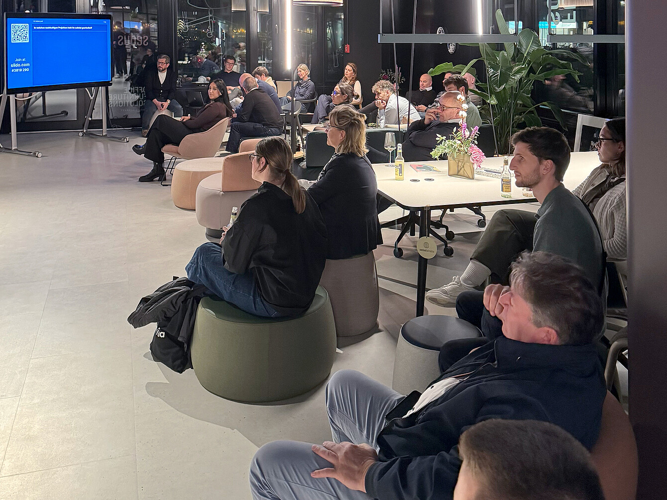 Mesa redonda en HUB West