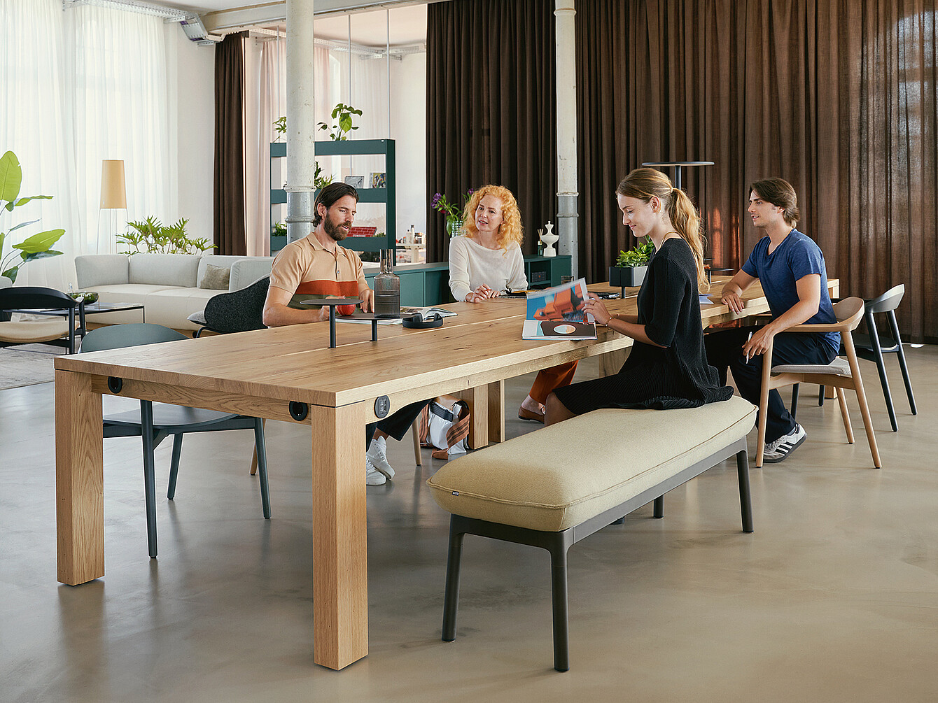 Diverse persone sedute rilassate al tavolo del team se:cafe