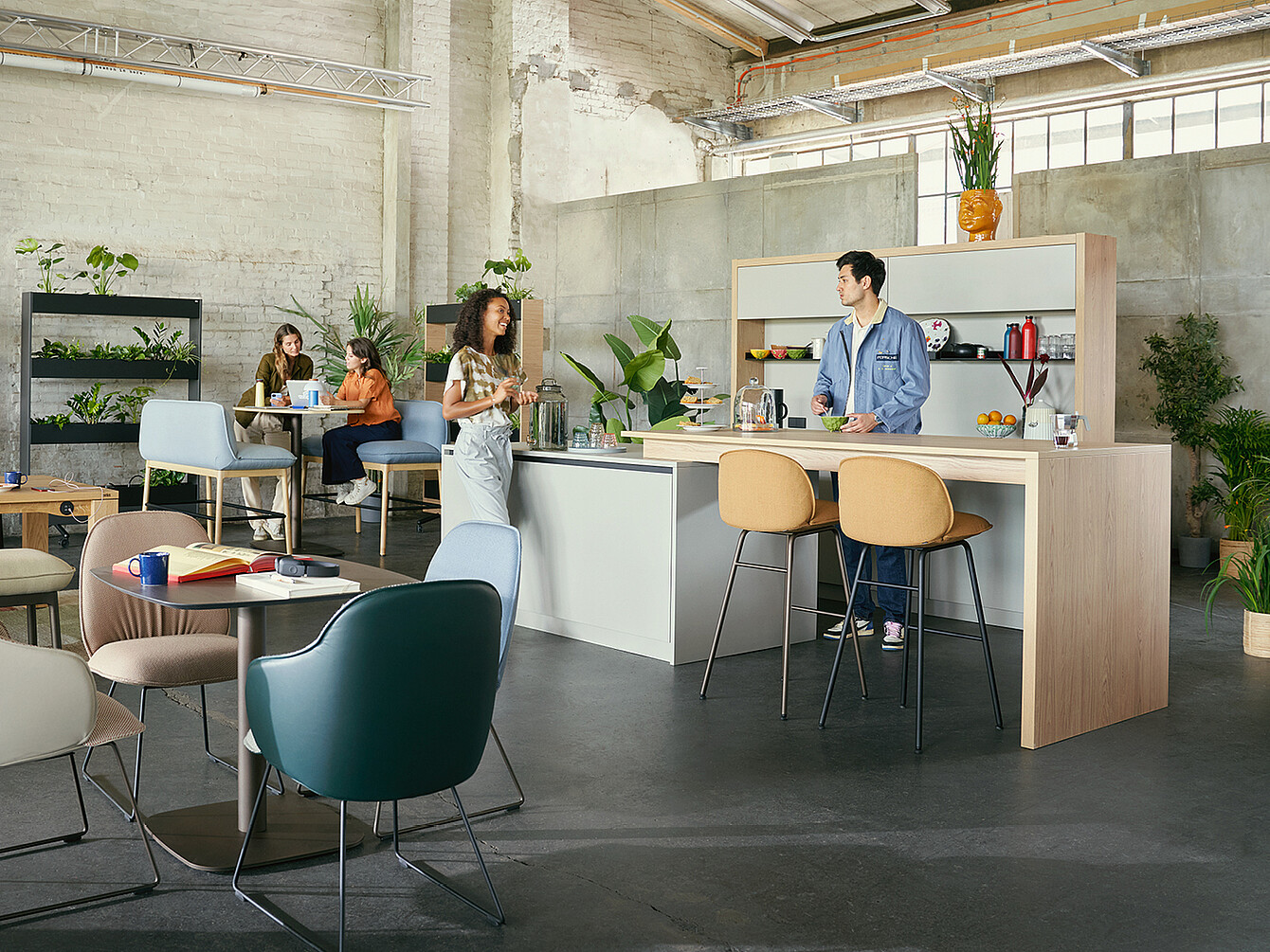 Offenes Büro mit Hub Work Café als zentralem Treffpunkt, Menschen sitzen und stehen an Tischen und Theke, moderne Einrichtung mit Pflanzen