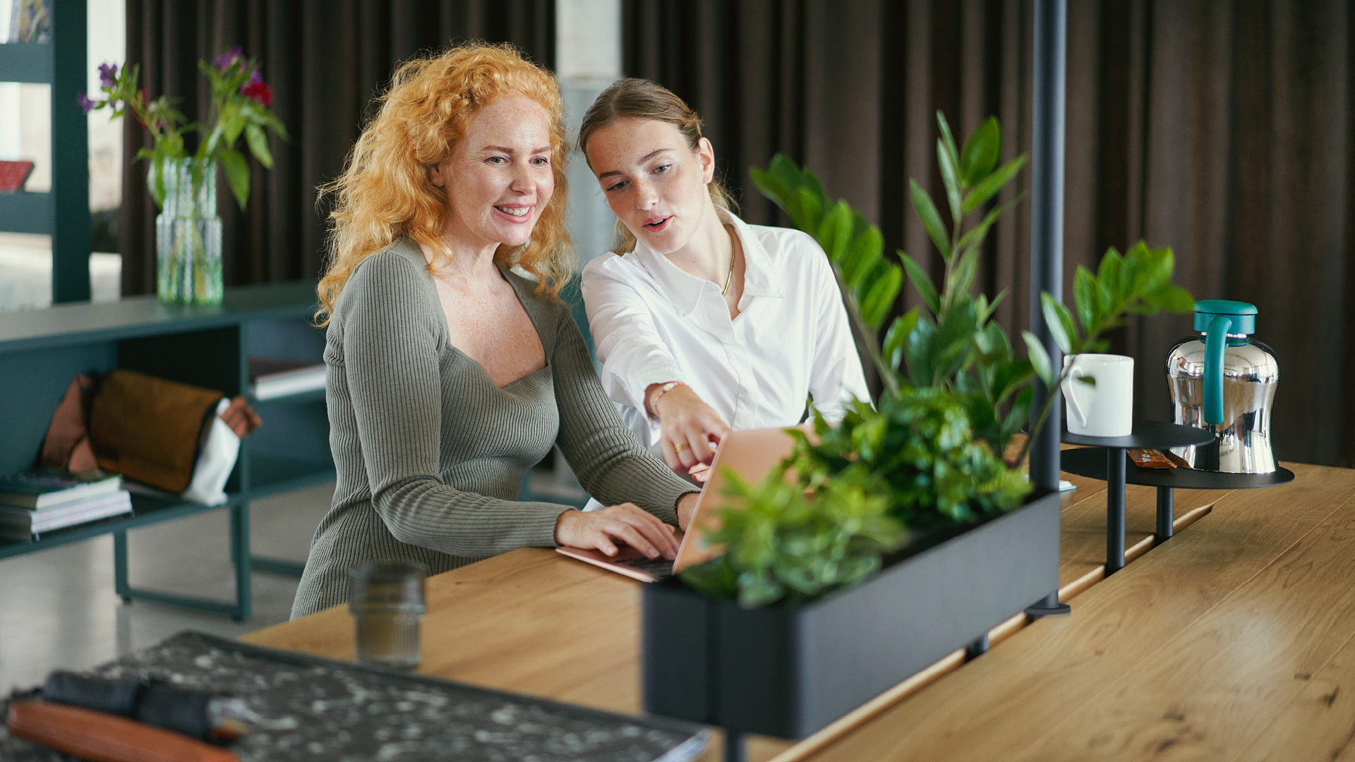 Espaces de travail inspirés par la nature : Le café-bureau de style jardin comme espace hybride moderne