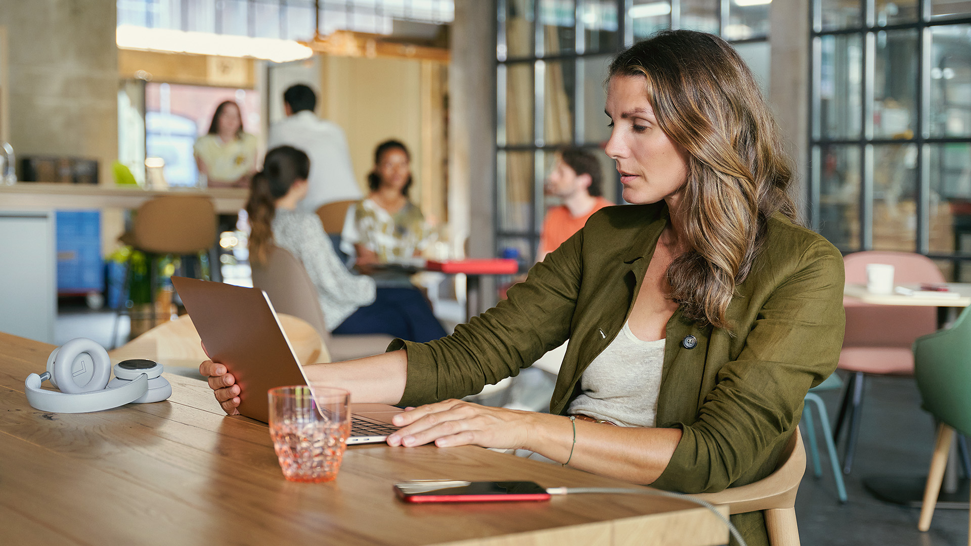 Zwischen Loungebereich und Arbeitsplatz: Die Flexibilität des Smart Cafés