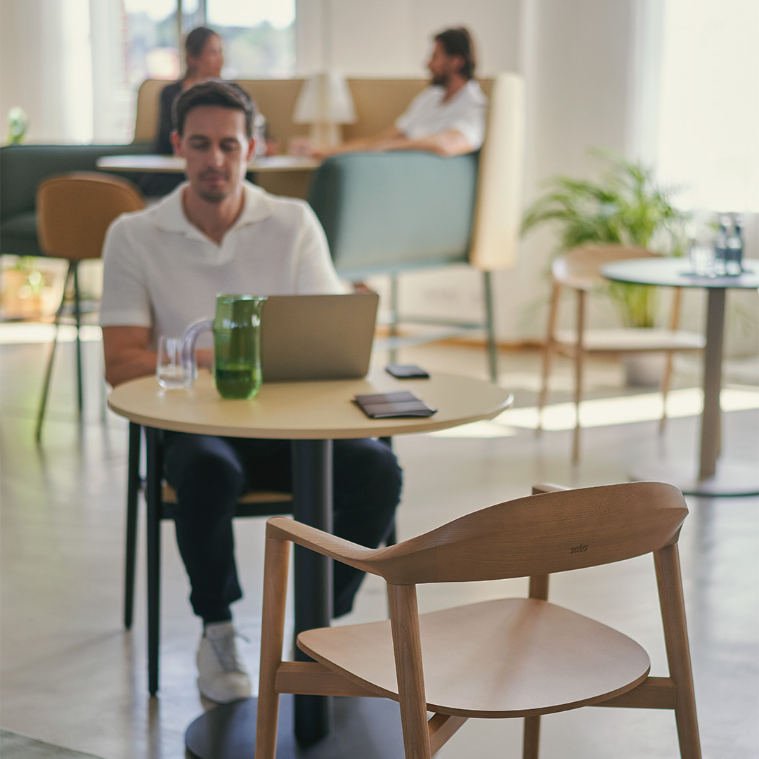 Mann in Arbeitsumgebung 