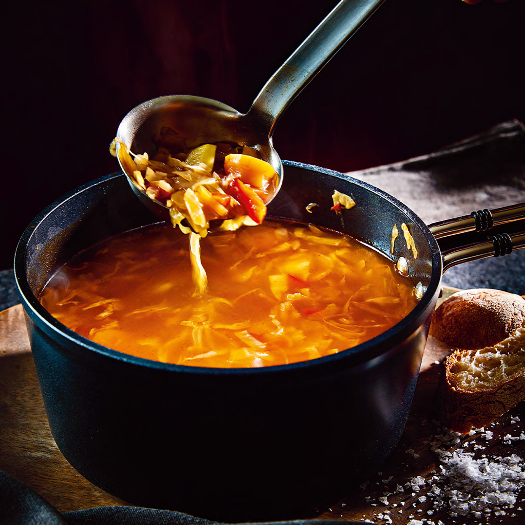Selbstgemachte Kürbissuppe im Topf