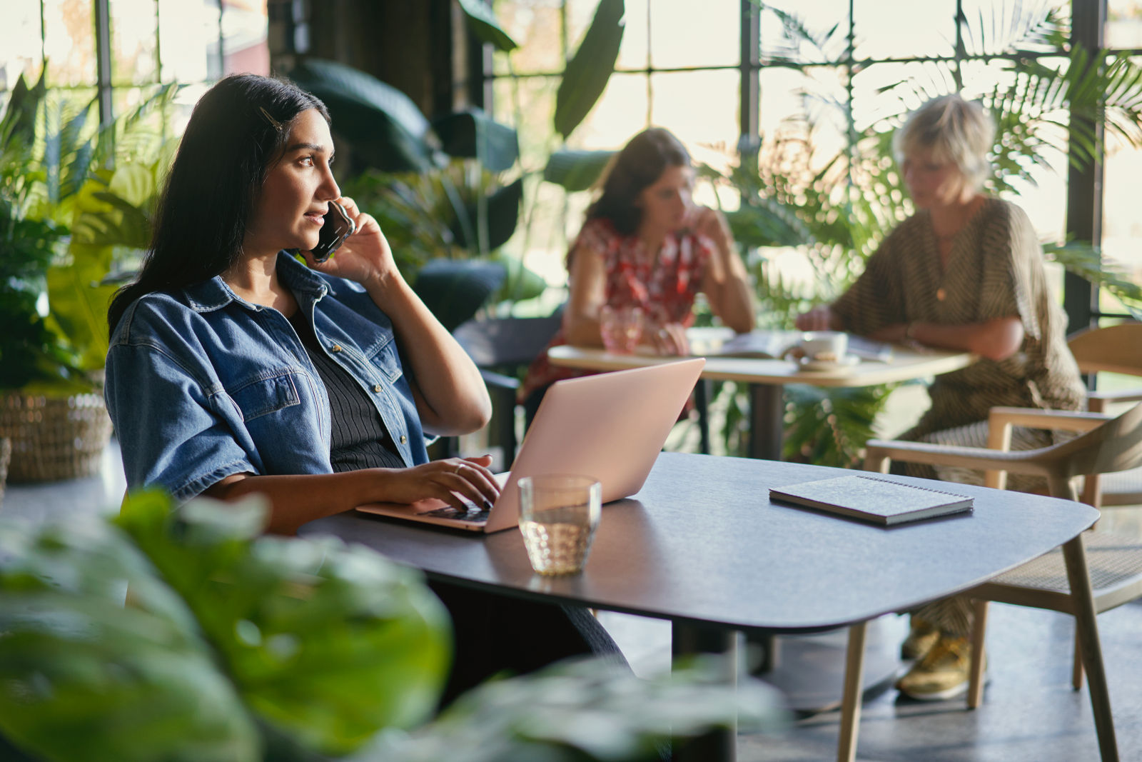 De las cafeterías a los cafés de oficina: café y trabajo a través de los tiempos