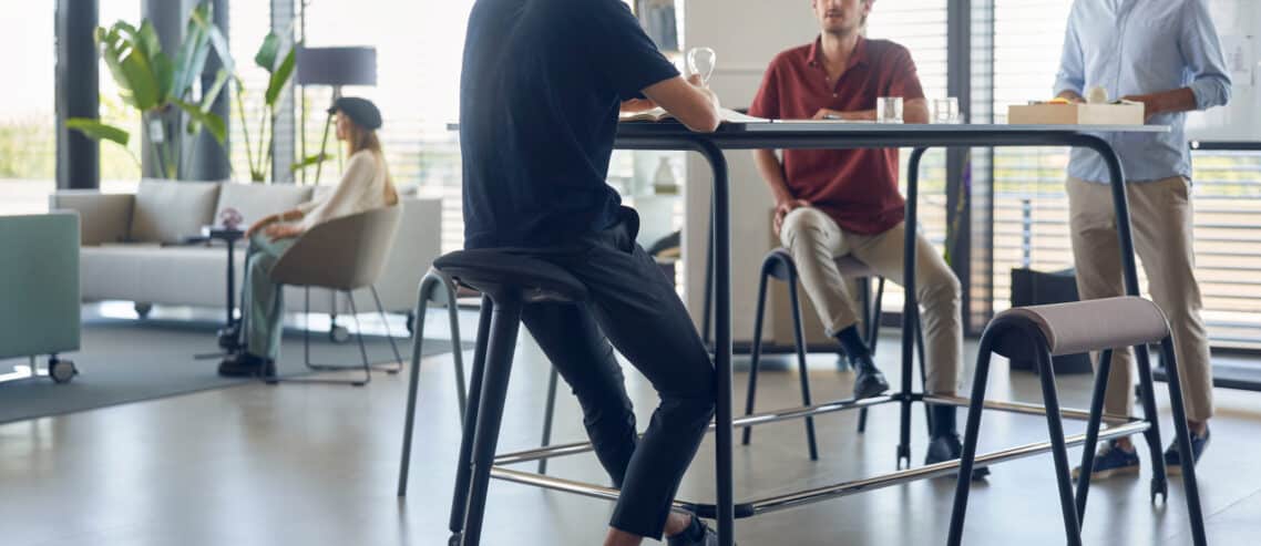 7 conseils pour s’asseoir correctement sur le tabouret de bureau ergonomique